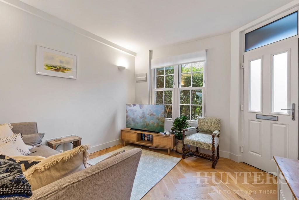 Flat 32, Chesthunte Road N17 7 PU-2.jpg