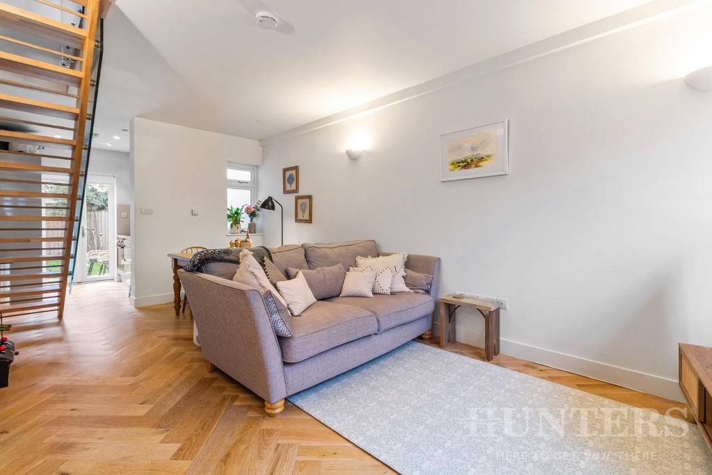 Flat 32, Chesthunte Road N17 7 PU-1.jpg