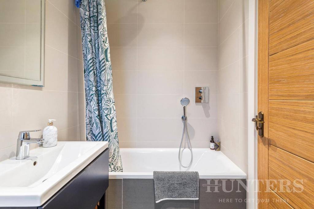 Flat 32, Chesthunte Road N17 7 PU-9.jpg