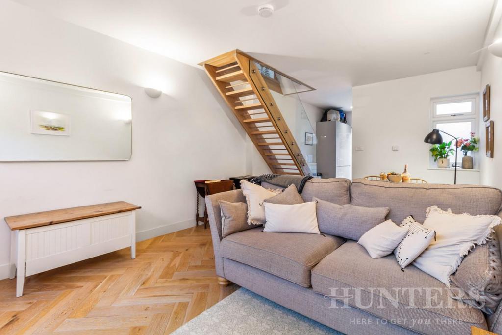 Flat 32, Chesthunte Road N17 7 PU-3.jpg