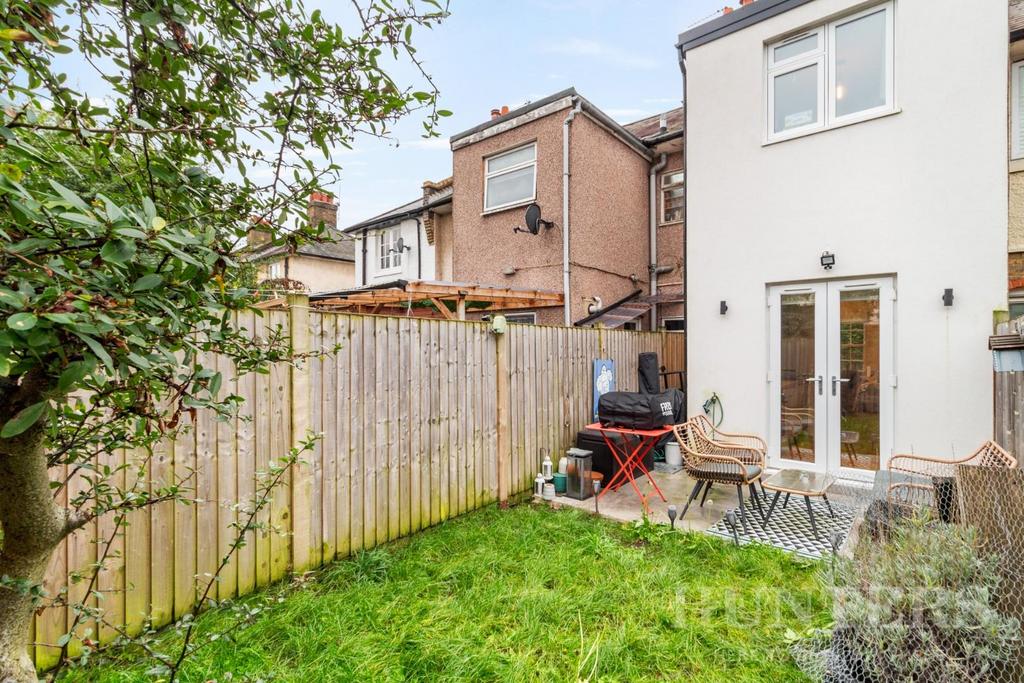 Flat 32, Chesthunte Road N17 7 PU-6.jpg