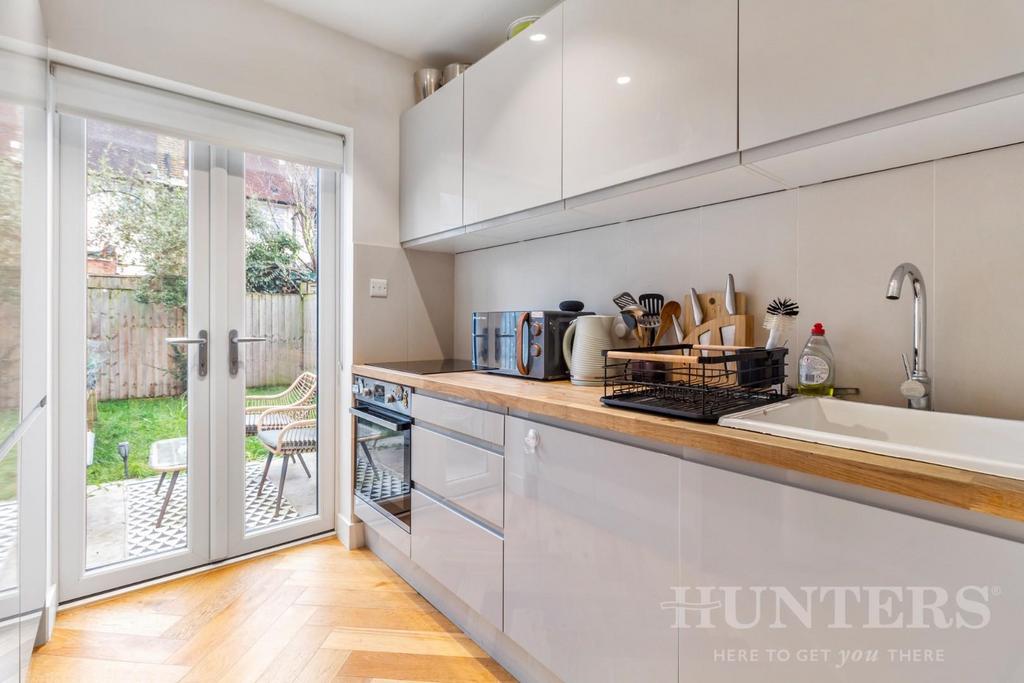 Flat 32, Chesthunte Road N17 7 PU-5.jpg