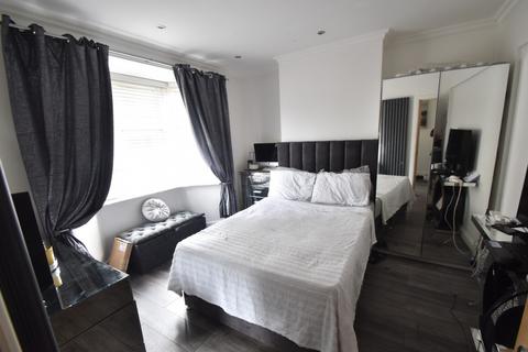 3 bedroom end of terrace house for sale, Brooms Road, Luton, LU2 0JP