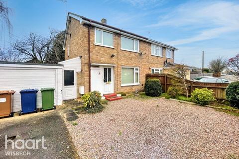 4 bedroom semi-detached house for sale, Ollard Avenue, Wisbech