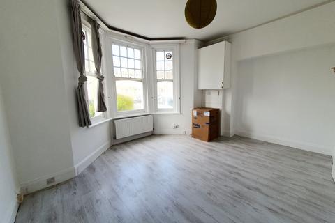 Studio to rent, Walsingham Road