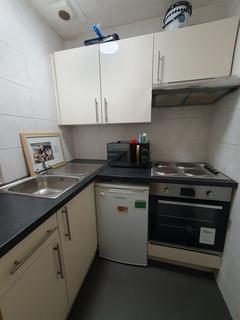 Studio to rent, Walsingham Road