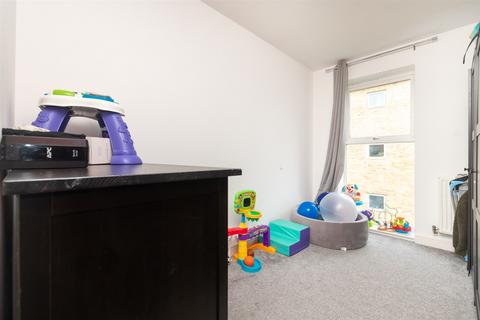 2 bedroom flat for sale, Esparto Way, Dartford, Kent