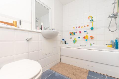 2 bedroom flat for sale, Esparto Way, Dartford, Kent