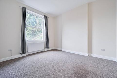 3 bedroom flat to rent, Limes Grove, Lewisham, London, SE13