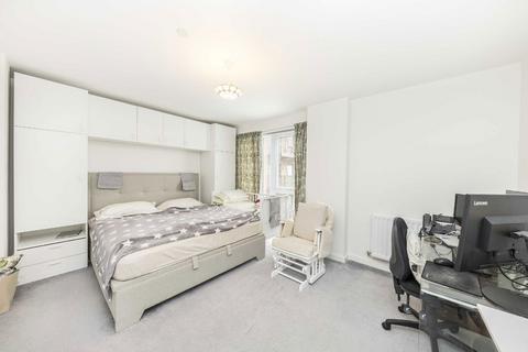 2 bedroom flat to rent, Greenwich High Road, London SE10