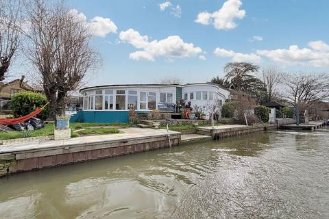 3 bedroom bungalow for sale, Jour De Fete, Riverside, Wraysbury, Staines-upon-Thames, Middlesex, TW19 5JN