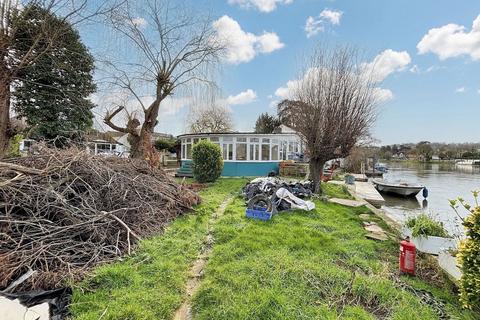 3 bedroom bungalow for sale, Jour De Fete, Riverside, Wraysbury, Staines-upon-Thames, Middlesex, TW19 5JN