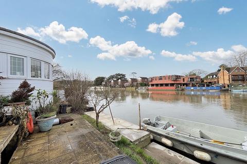 3 bedroom bungalow for sale, Jour De Fete, Riverside, Wraysbury, Staines-upon-Thames, Middlesex, TW19 5JN