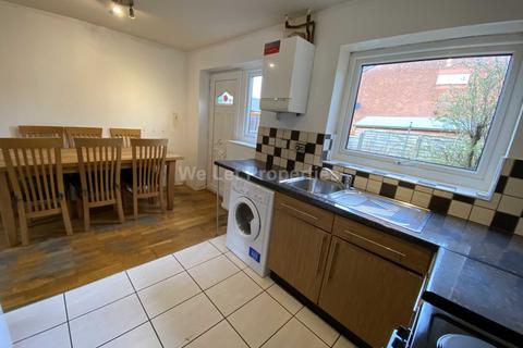 2 bedroom house to rent, Warren Bank, Manchester M9