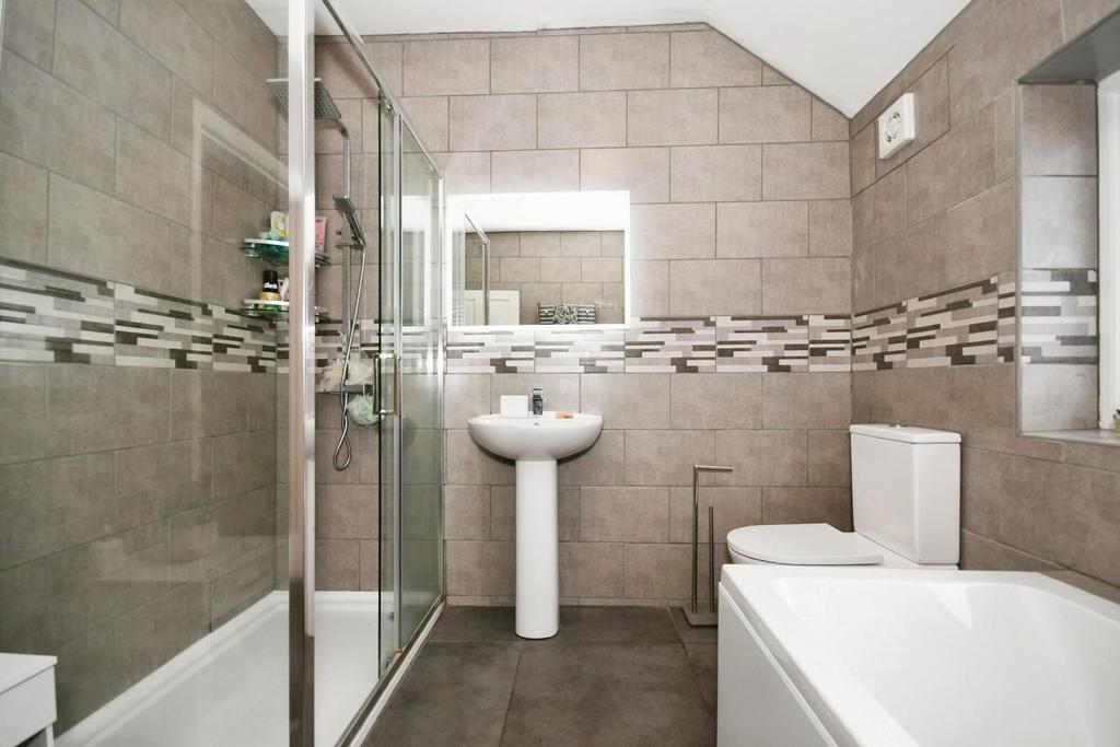 BATHROOM 02.jpg
