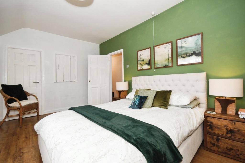 BEDROOM 1 03.jpg