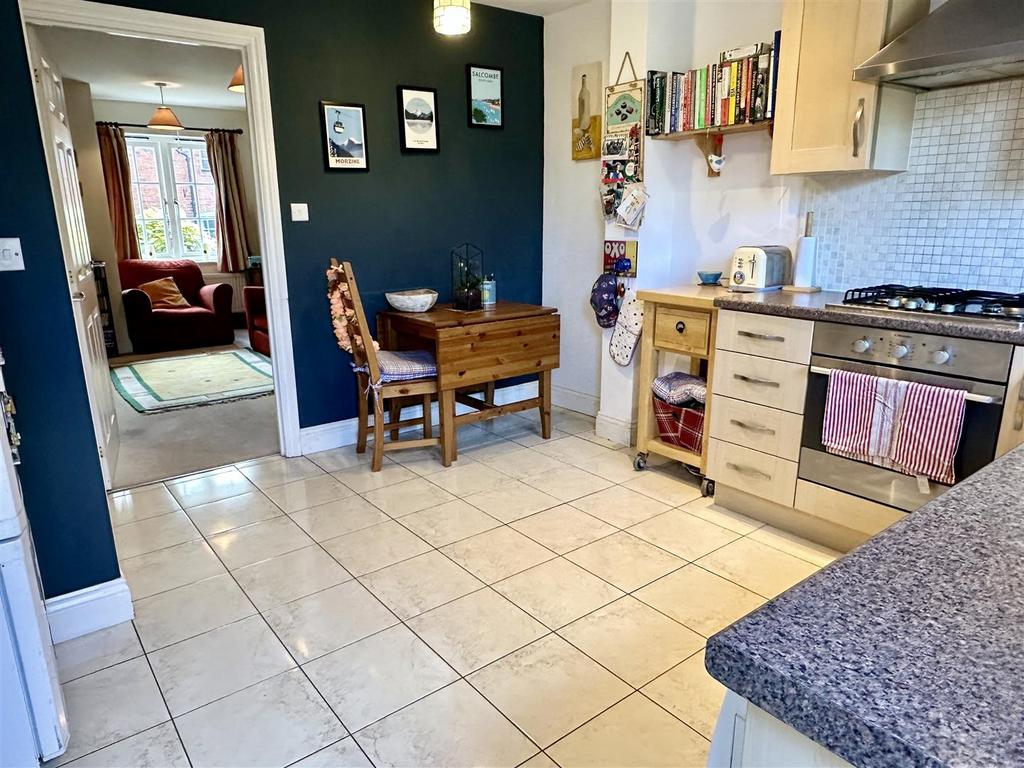 Dining/kitchen
