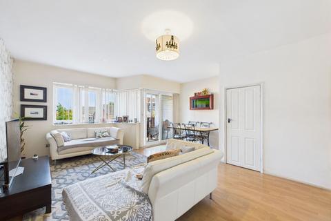 3 bedroom flat for sale