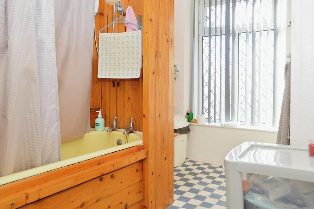 2caa9f8c-Bathroom.JPG