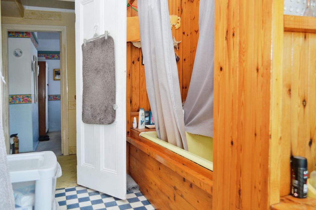 E718c86c-Bathroom..JPG