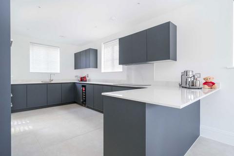 4 bedroom detached house to rent, Whistler Drive, Barnet EN4