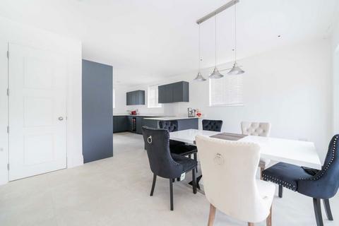 4 bedroom detached house to rent, Whistler Drive, Barnet EN4