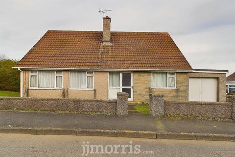 4 bedroom detached bungalow for sale, 26 Penbanc, Fishguard