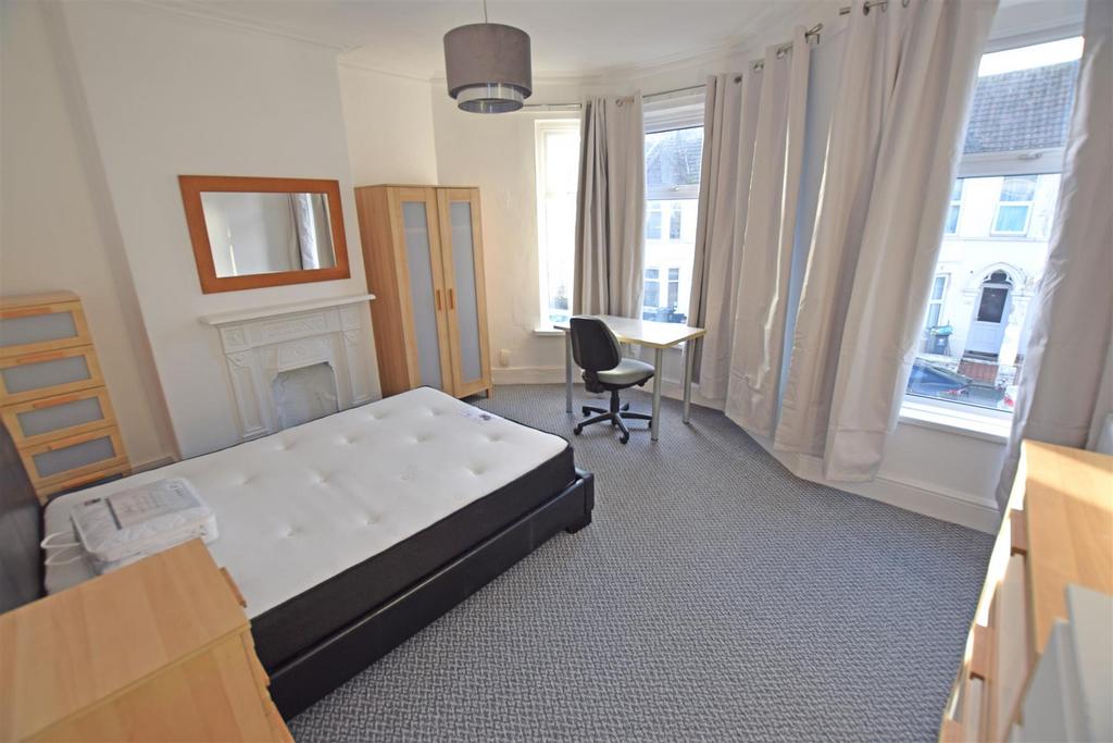 Bed2.jpg