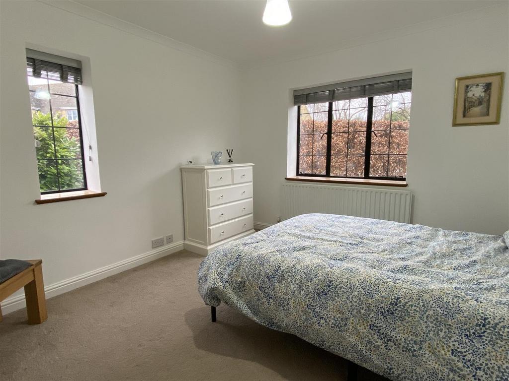 Bedroom 2 (2).JPG