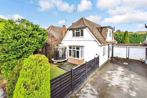 2 bedroom chalet for sale, Havant Road, Horndean, Waterlooville, Hampshire