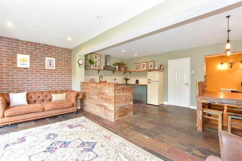 2 bedroom chalet for sale, Havant Road, Horndean, Waterlooville, Hampshire