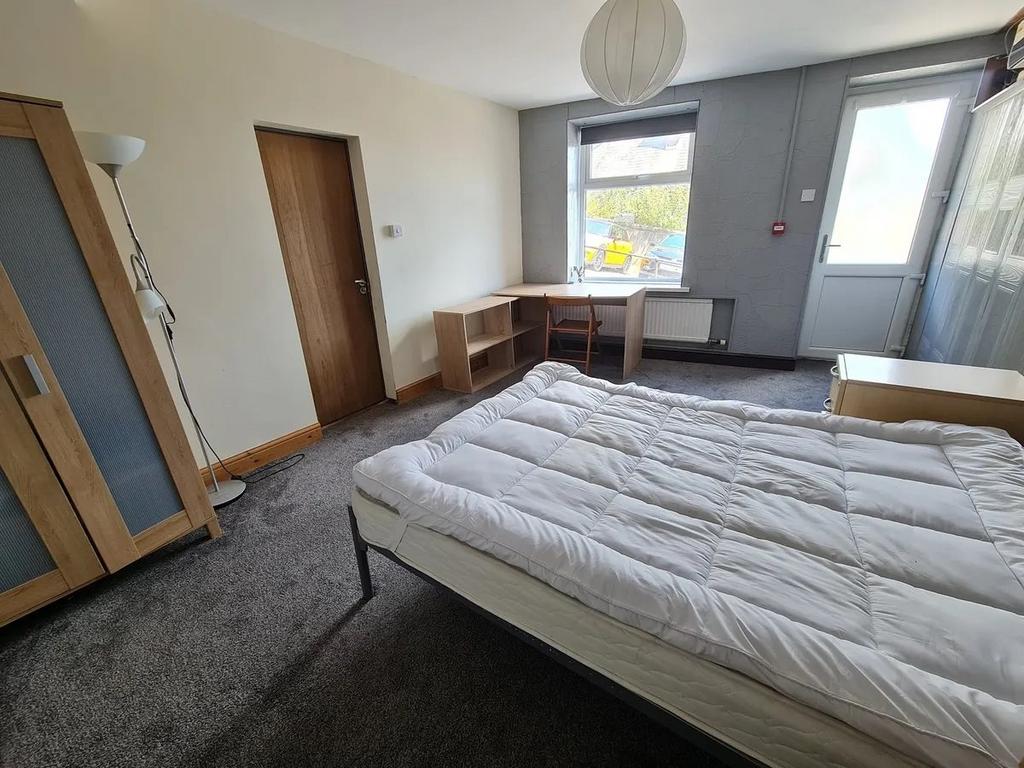 14-Terrace Road Bed r