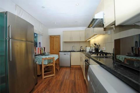 3 bedroom end of terrace house to rent, Staines Road, Twickenham