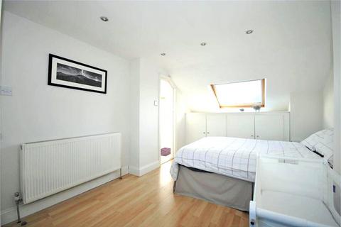 3 bedroom end of terrace house to rent, Staines Road, Twickenham