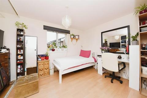 1 bedroom flat to rent, Silver Birch Close, Friern Barnet