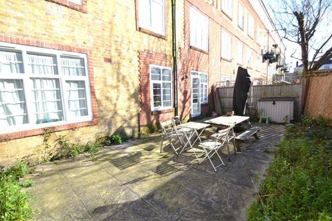 3 bedroom flat to rent, GREAT GARDEN FLAT IN SUPERB LOCATION