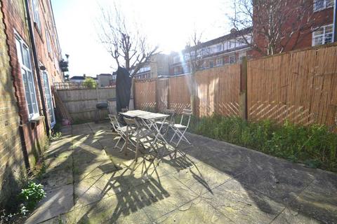 3 bedroom flat to rent, GREAT GARDEN FLAT IN SUPERB LOCATION