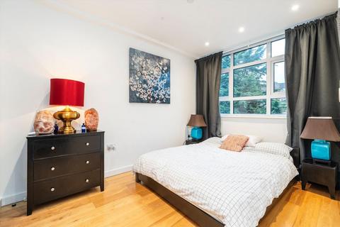 2 bedroom flat for sale, Down Place, London W6