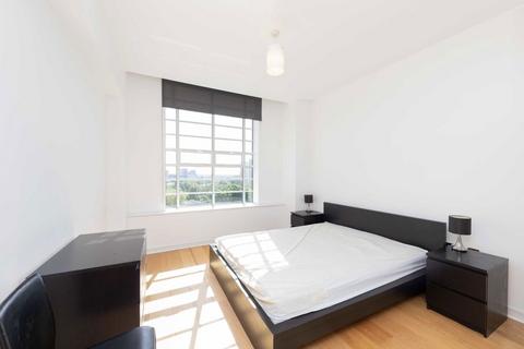 2 bedroom flat to rent, Great West Road, Brentford TW8