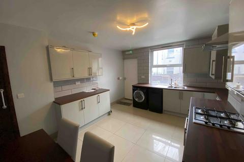 2 bedroom house to rent, Brudenell Grove, Leeds LS6