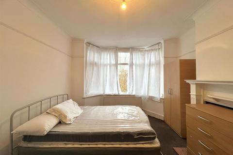 4 bedroom house to rent, Forest Road, London E17