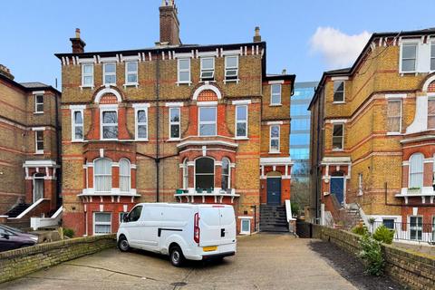 3 bedroom flat for sale, Mattock Lane, London