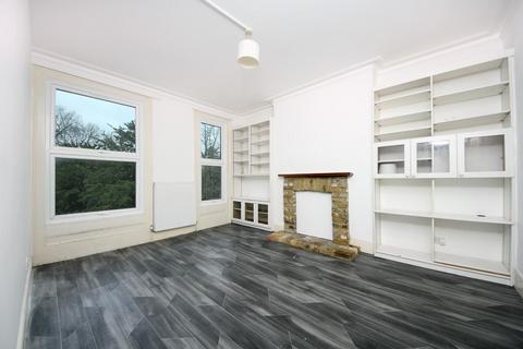 3 bedroom flat for sale, Mattock Lane, London