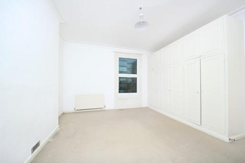 3 bedroom flat for sale, Mattock Lane, London