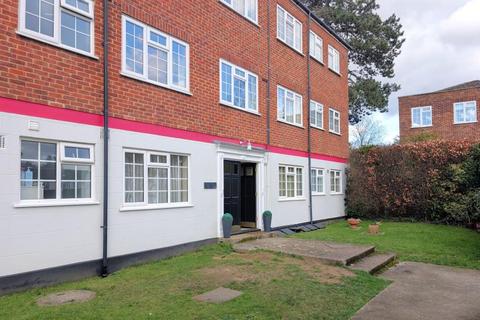 2 bedroom flat to rent, 2 Ockenden Close, Woking GU22