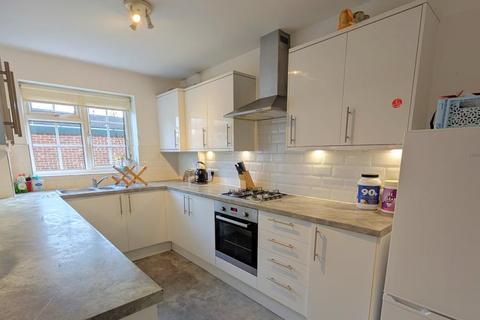 2 bedroom flat to rent, 2 Ockenden Close, Woking GU22