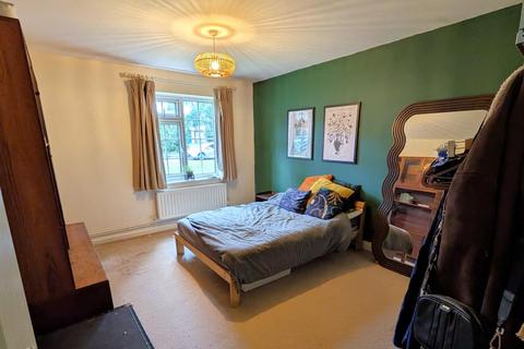 2 bedroom flat to rent, 2 Ockenden Close, Woking GU22