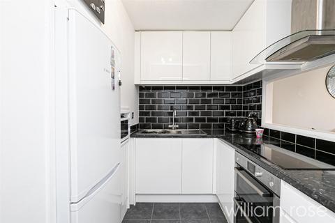 2 bedroom apartment for sale, Chapelmount Road, Woodford Green IG8