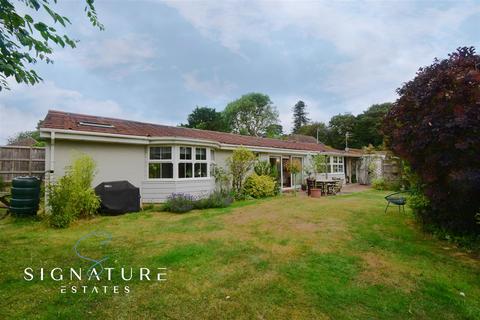 3 bedroom bungalow to rent, Church Street, Bovingdon, Hemel Hempstead