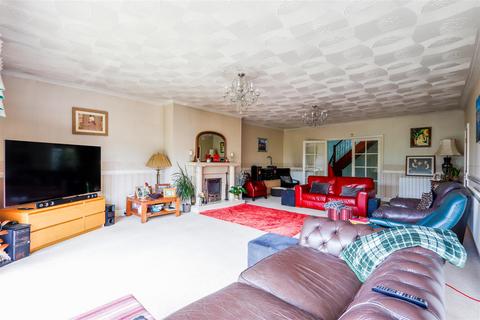 4 bedroom detached house for sale, Buttrills Road, Barry